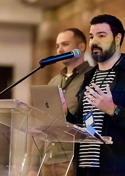 Two members of the Motum B2B team presenting at Dot One.